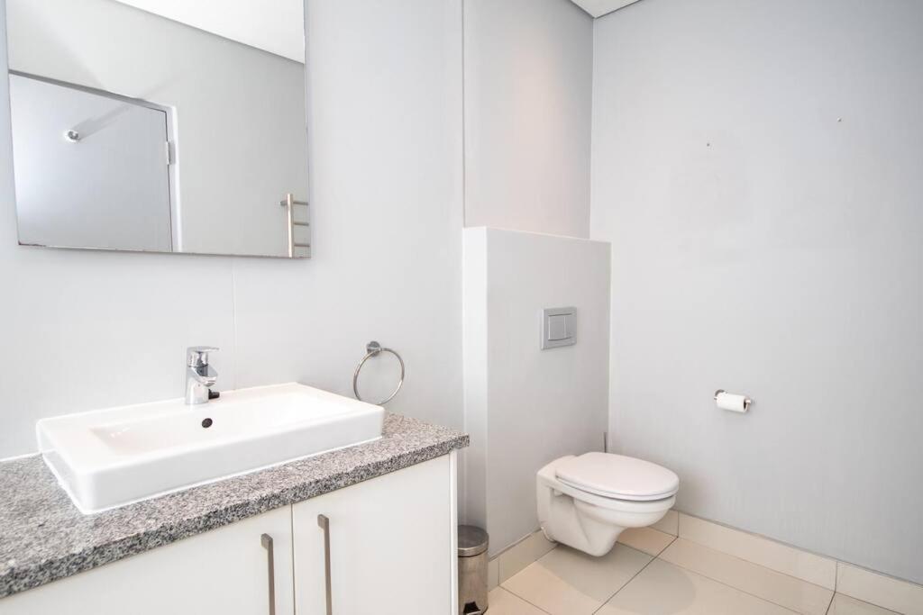 305 Odyssey Green Point One Bed * Le Cap